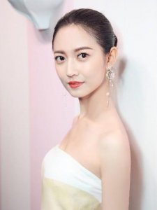 ​164cm陈钰琪首次巴黎时装周，一黑一白两套裙装，气场不输超模