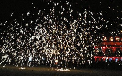 ​渭北传奇的民间焰火 铁水打花精彩绽放