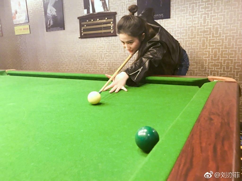 刘亦菲微博晒照,网友:今生为你痴狂,此爱天下无双!