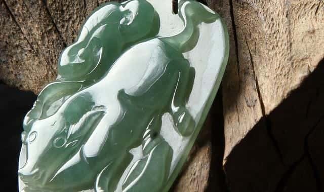 翡翠手镯怎么保养才会越来越通透-_珠宝百科(翡翠手镯怎么养才能透)