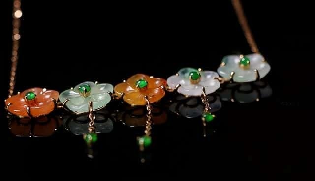 翡翠手镯怎么保养才会越来越通透-_珠宝百科(翡翠手镯怎么养才能透)