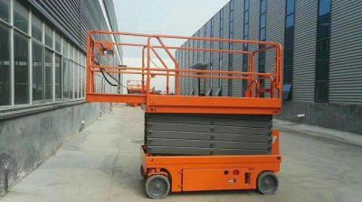 ​租升降机一天要多少钱？