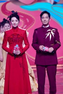 ​演员郭晓冬回山东老家陪母亲过年，破房子翻新，哥俩建桥修路尽孝