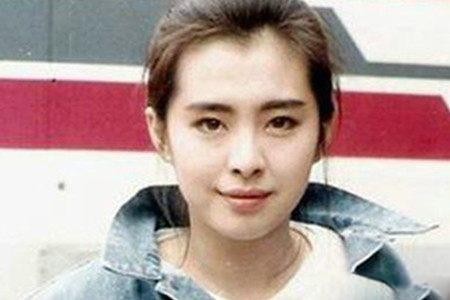 美人尖适合什么发型,5种简单扎法,轻松彰显时尚潮女气质