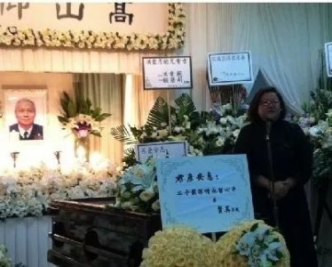 ​2012年，章含之前夫洪君彦追悼会，女儿洪晃站在灵堂的几张留影