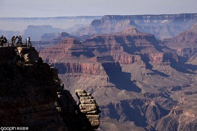 ​科罗拉多大峡谷上的悬空玻璃走廊，堪称建筑业的一个壮举