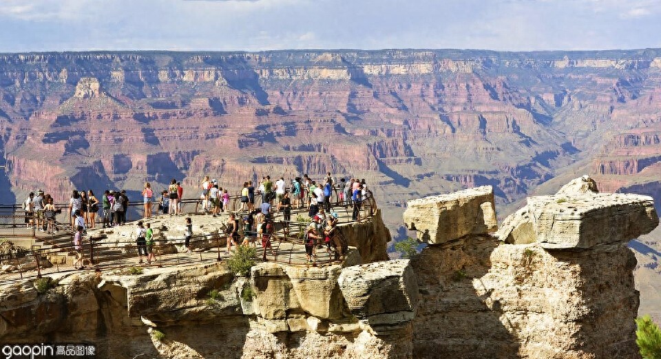 科罗拉多大峡谷上的悬空玻璃走廊,堪称建筑业的一个壮举