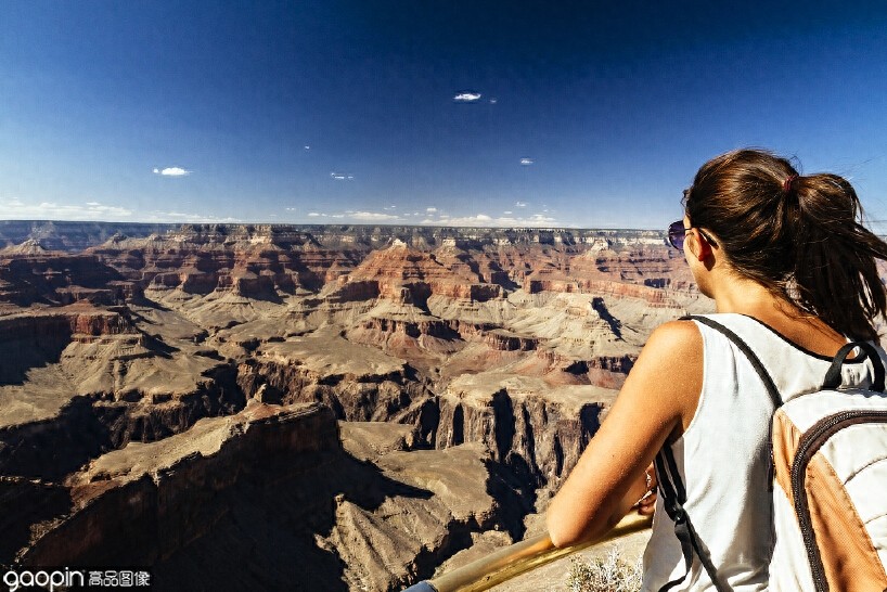 科罗拉多大峡谷上的悬空玻璃走廊,堪称建筑业的一个壮举