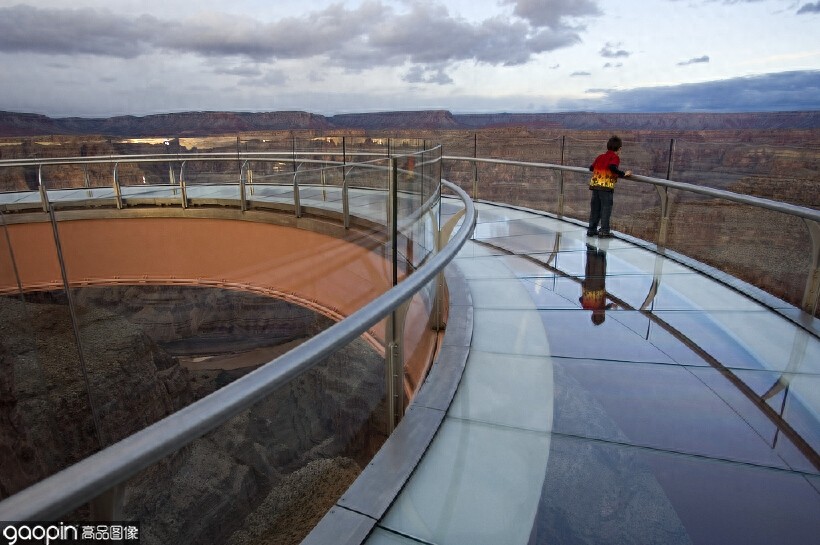 科罗拉多大峡谷上的悬空玻璃走廊,堪称建筑业的一个壮举