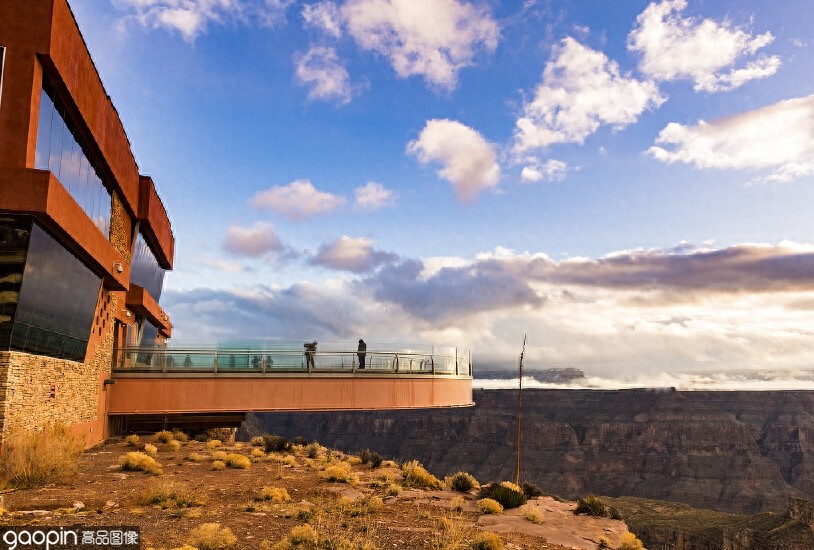科罗拉多大峡谷上的悬空玻璃走廊,堪称建筑业的一个壮举