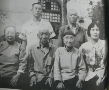 ​80年代，洪学智的女儿洪醒华，与养母一家合影，曾流落民间12年