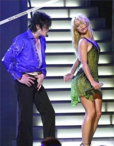 ​为什么迈克尔杰克逊演唱会会有人晕倒(迈克杰克逊演唱会的时候有多少人晕倒了)