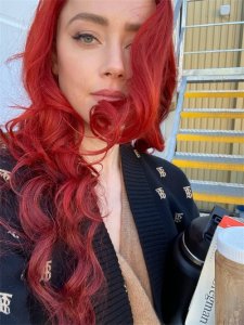 ​海后湄拉晒海王2幕后照，一头红发还是那么瘦，但海王自己却胖了