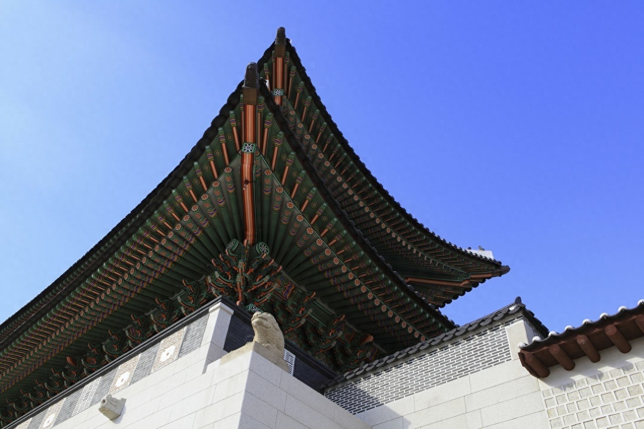 光化门是韩国的国门，光化门原本是石筑基坛上的木结构建筑