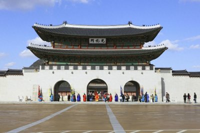 ​光化门是韩国的国门，光化门原本是石筑基坛上的木结构建筑