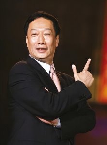 ​郭台铭从美国回台湾拜祭星云，表示参选2024要等国民党中央决定