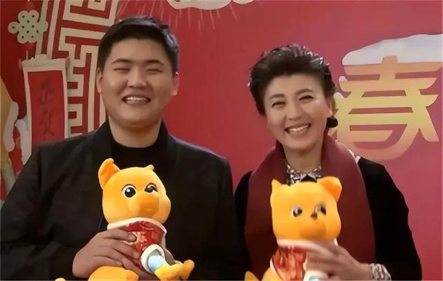 闫学晶23岁就有孩子了吗（闫学晶儿女双全）(3)