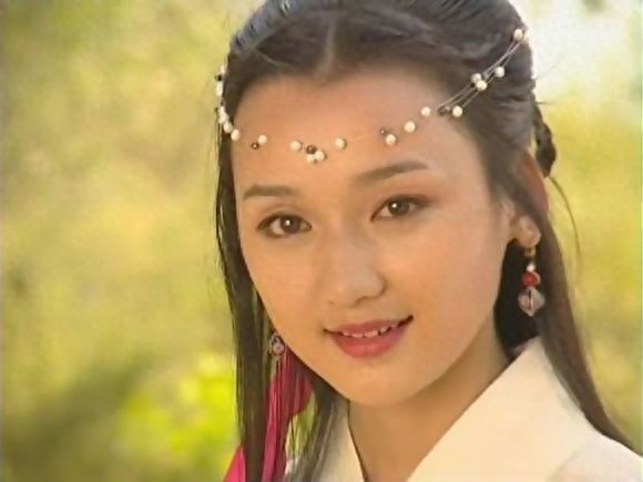 她曾是侠客行里的阿秀 与韩雪黄海波搭档 即使不红也痛恨绯闻