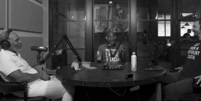 ​54岁泰森笑成了孩子，究竟发生了什么有趣的事情？重忆咬耳朵事件