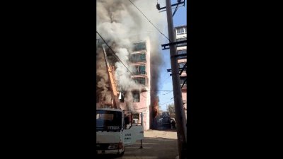 ​吊车侠！烈火浓烟中，19岁的他救下14人