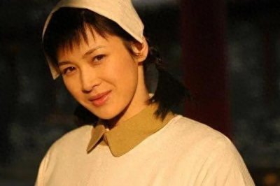 ​她因演《亮剑》李云龙老婆成名，18年后却杳无音讯，现在怎样了？