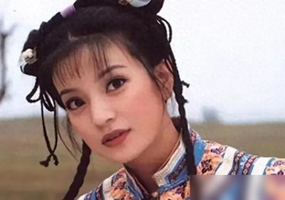 ​封杀3年后，48岁赵薇现状曝光，身材发福像大妈，亲人遭遇惹争议