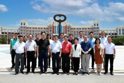 ​上海市教育委员会王平主任一行莅临乐东县华二黄流中学调研