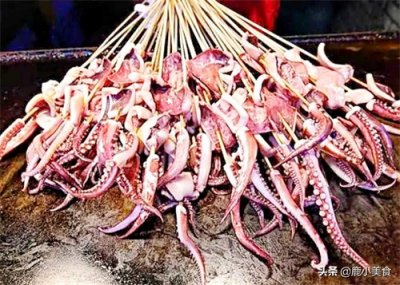 ​广东夜市地摊，7种街头小吃最火爆，年轻人追捧不已，基本都吃过