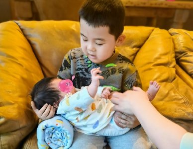 ​李小萌首曝光二胎儿子名字，5岁大宝将弟弟扛肩上，兄弟情深