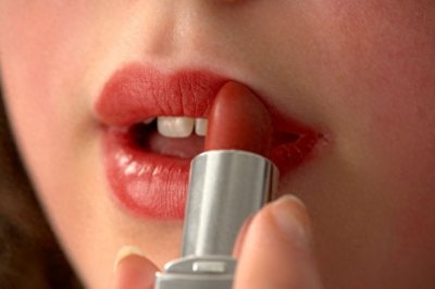 ​涂口红的正确步骤，你们涂对了吗？弄错了小心白涂