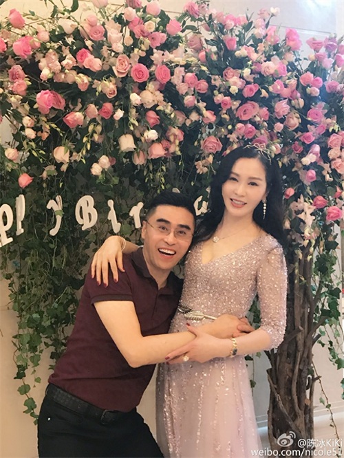 陈冰一家近照,富商爸爸身家30亿,与50岁妈妈逛街被认成姐妹