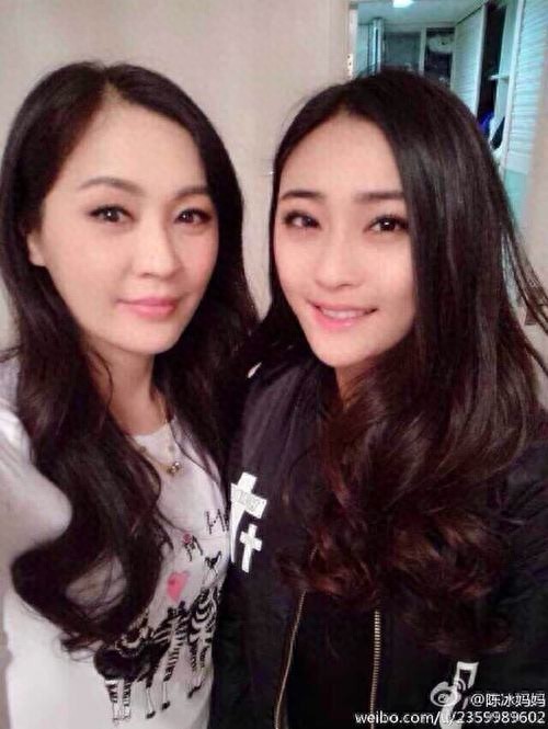 陈冰一家近照,富商爸爸身家30亿,与50岁妈妈逛街被认成姐妹