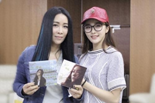 陈冰一家近照,富商爸爸身家30亿,与50岁妈妈逛街被认成姐妹