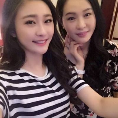 陈冰一家近照,富商爸爸身家30亿,与50岁妈妈逛街被认成姐妹