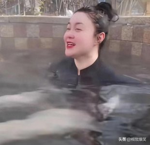 ​41岁关婷娜穿泳装泡温泉，身材丰腴皮肤白到发光，提篮喂食驯鹿