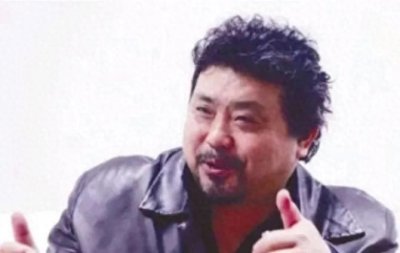 ​魏松是一位杰出的歌唱家，他的音乐生涯充满了丰富的经历和成就。