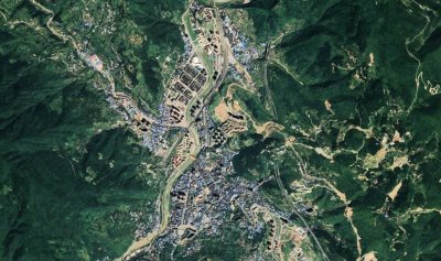 ​卫星上看四川万源市：一座小山城，城内有很多蓝色屋顶