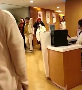 ​蹦床公主何雯娜产检被偶遇，孕肚明显获人搀扶，升级妈妈满脸幸福