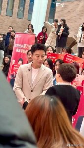 ​公司偶遇贾乃亮，本人还是很年轻很帅的