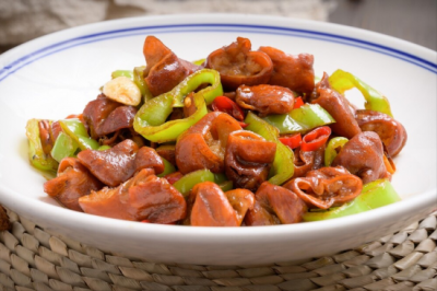 ​猪肠怎么洗才干净？别再用盐了，用这2样，轻松去除腥臭味，简单快速