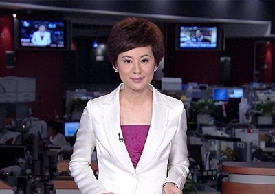 ​主持人王津元嫁给大4岁富豪，生下3个孩子，今52岁很幸福