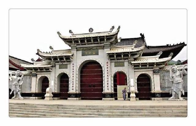 出家17年,她将破旧古寺改造成顶级佛学院,网友:佛在心中!