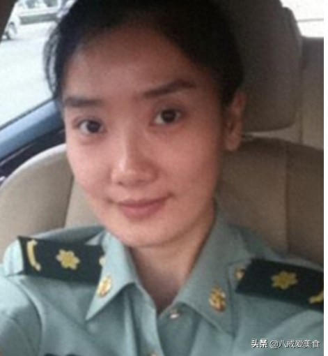 凤凰传奇主唱玲花素颜照,台上台下判若两人