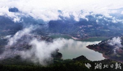 ​巴东：梦幻神农溪 游客争打卡