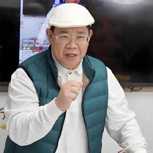 ​讲古佬郑达究竟是哪里人？与会计师妻子恩爱30余年，女儿低调嫁人