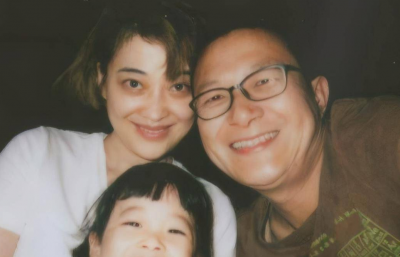 ​梅婷一家四口在法国发传单，女儿高挑颜值似妈