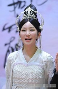 ​萨顶顶是什么族？(萨顶顶原名)