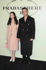 ​演员黄觉与妻子麦子亮相某品牌开幕活动，两人站在一起恩爱默契