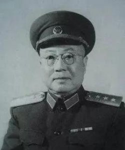 ​他是名将郭子仪的后代，一生战功赫赫，在1955年被授予上将军衔