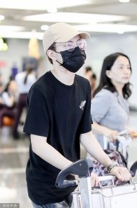 ​钱正昊出发前往伯克利音乐学院 将成为王源同学